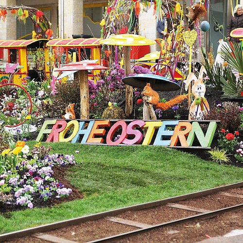 "Frohe Ostern" Schriftzug am Villacher Ostermarkt