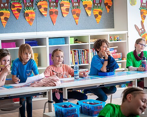 Schüler:innen lauschen dem Unterricht