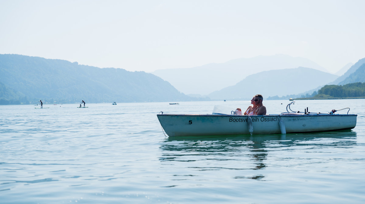 Couple driving a boat on lake Ossiacher See