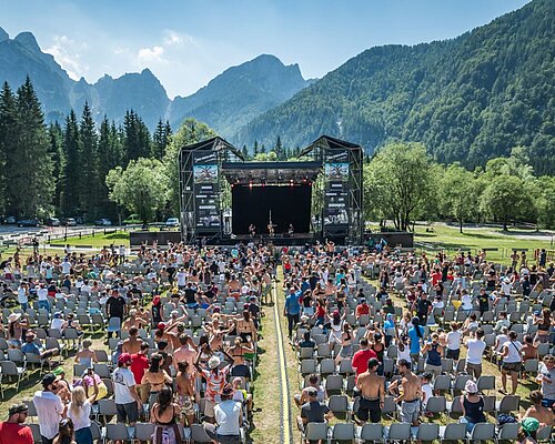 Beigeisterte Besucher:innen des No Borders Festivals an den Laghi di Fusine