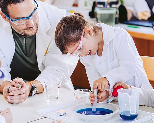 Das neue Mini Education Lab in Villach Kinder beim Forschen
