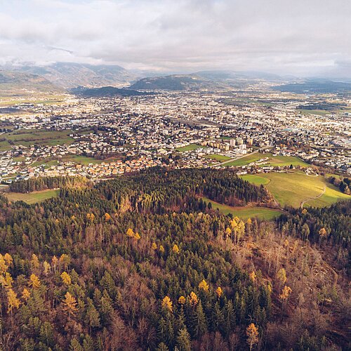 [Translate to Englisch:] Blick auf Villach in einer bunten Herbstlandschaft