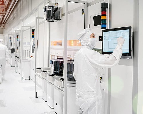 Forscher der Infineon Technologies im Reinraum