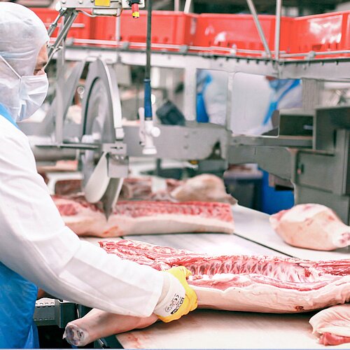 Meat cutting in the Marcher Fleischwerke