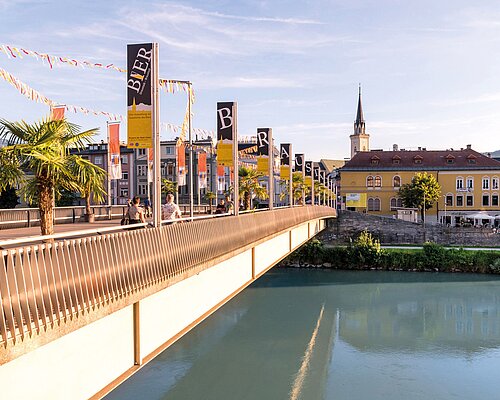 Die Villacher Stadtbrücke Die Villacher Stadtbrücke im Sommer