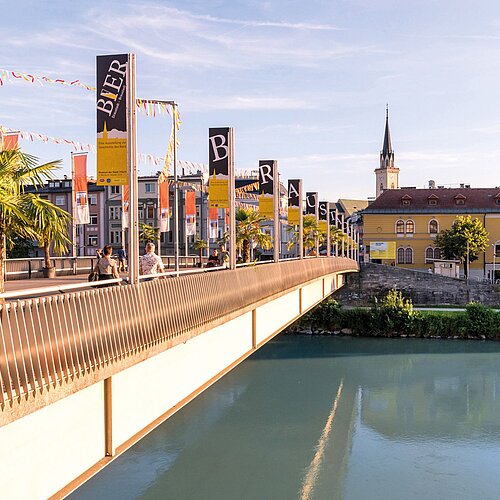 Die Villacher Stadtbrücke im Sommer