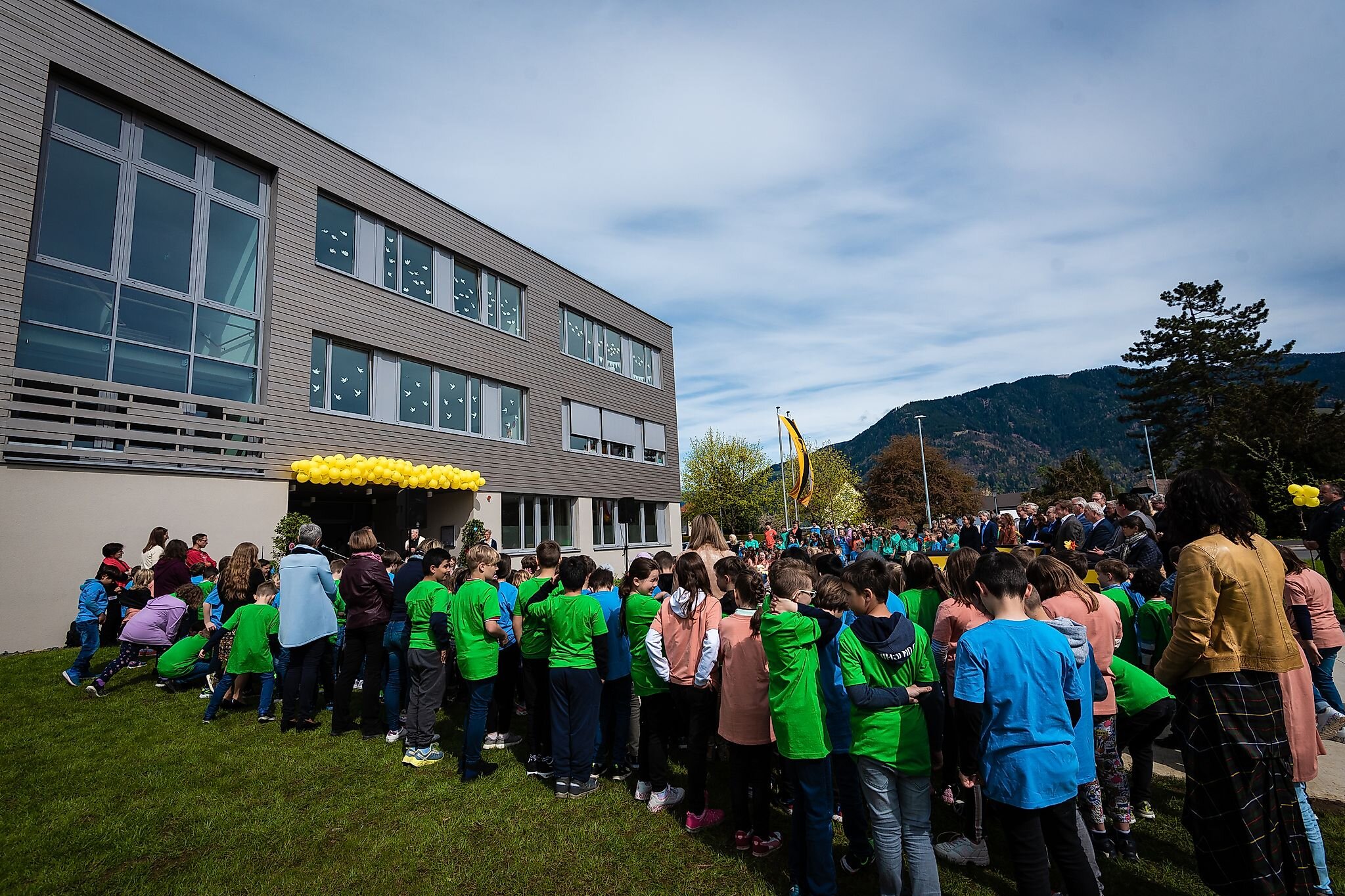 Volksschule Landskron mit Schülern