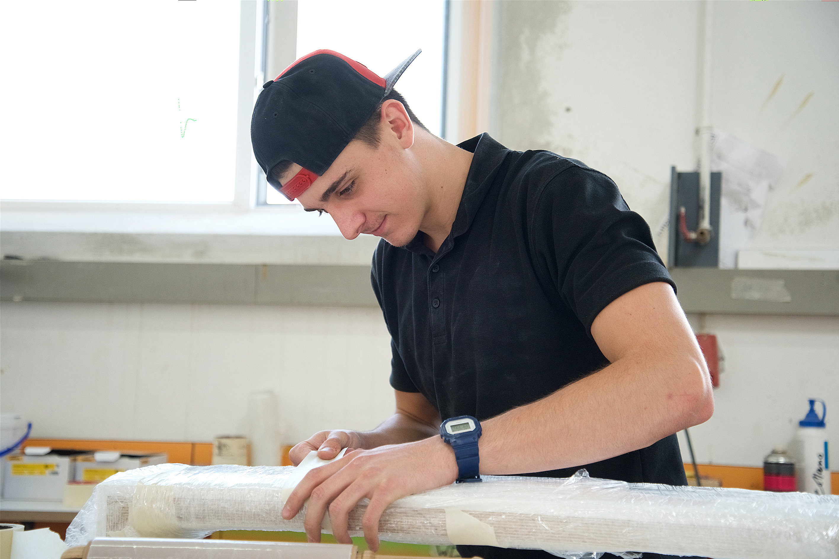 An apprentice of Technoholz working with wood