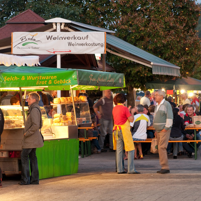 People at the Faaker Bauernmarkt in Faak