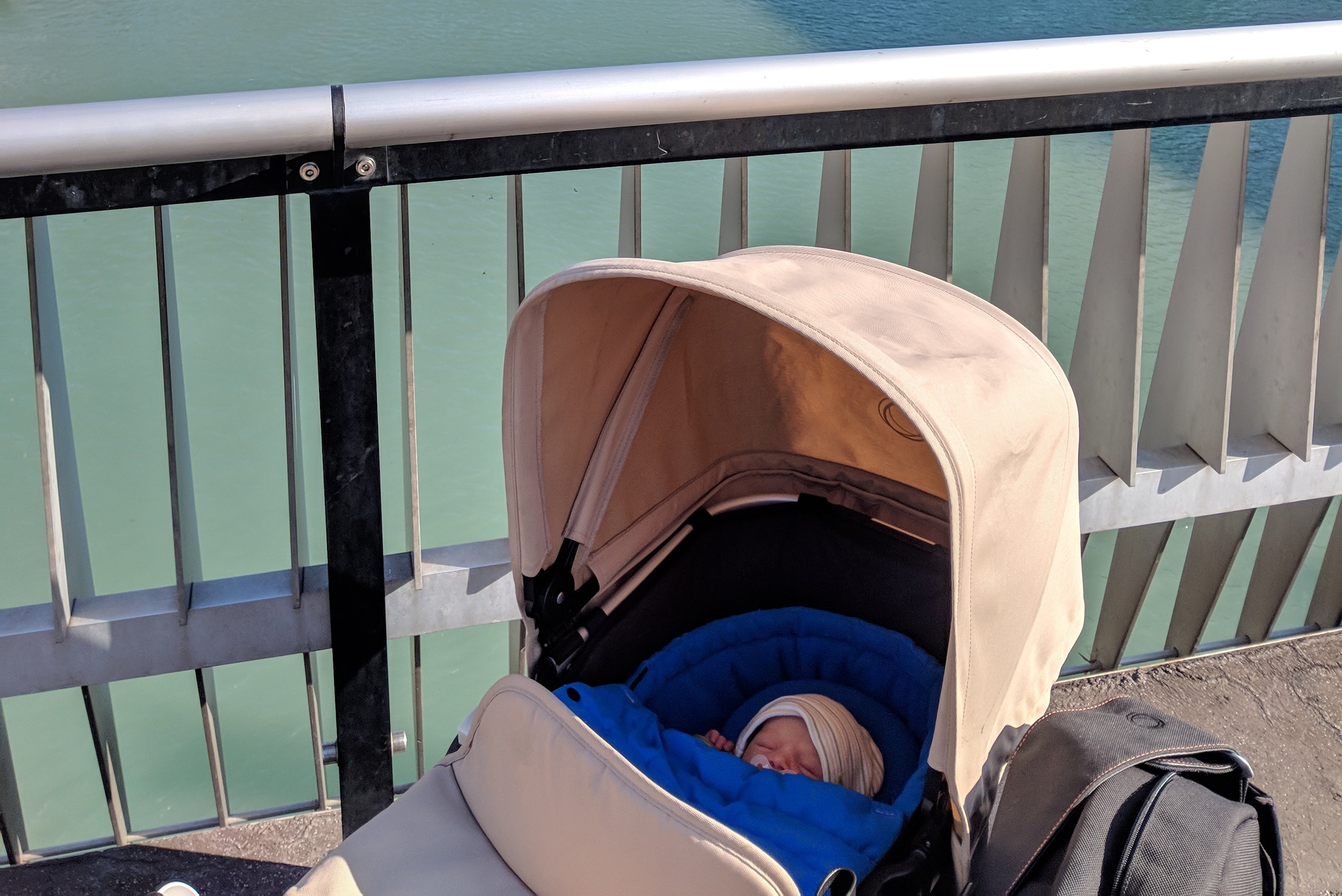 Baby im Kinderwagen auf einer Brücke