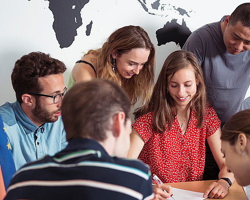 Deutsch lernen im internationalen Umfeld Internationale Studierende der FH Villach lernen gemeinsam
