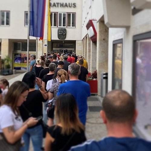 People queuing up for the vaccination possibility at Villach's city hall