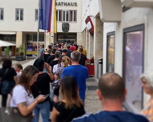 Im Rathaus werden Impfungen gegen das Coronavirus ohne Voranmeldung angeboten Schlange vor dem Impfangebot der Stadt Villach