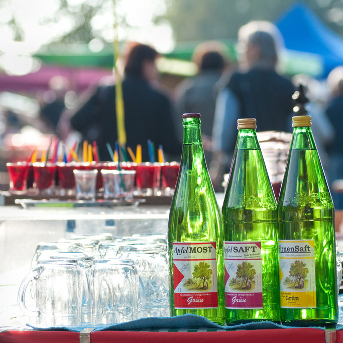 Regional cider at the Faaker Bauernmarkt