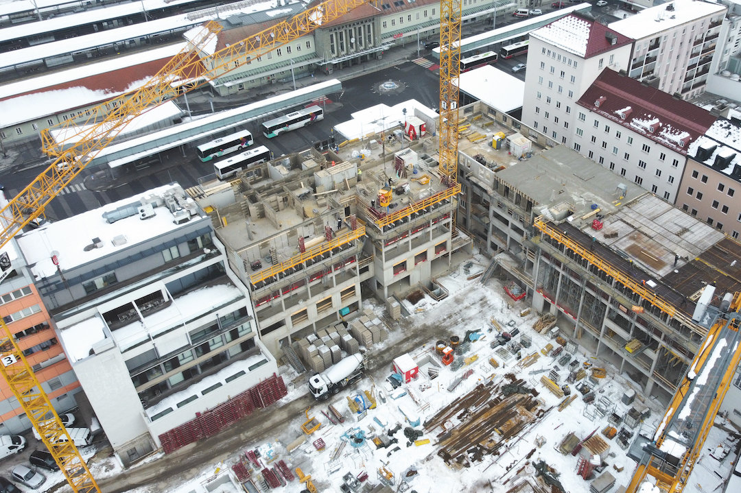 Baustelle mit Kräne vor dem Villacher Hauptbahnhof