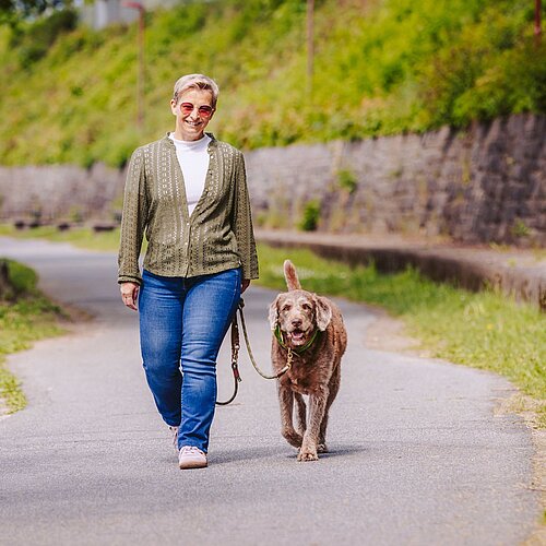 Spaziergängerin mit Hund