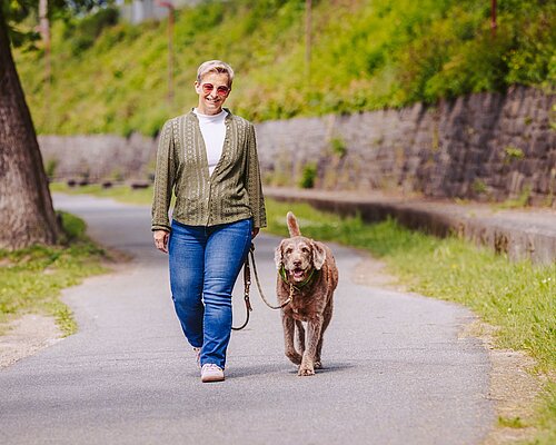 Spaziergängerin mit Hund