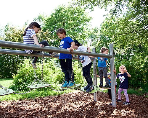 Kinder spielen am Spielplatz