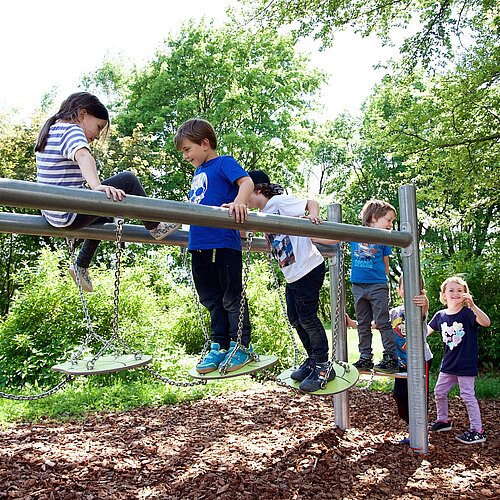 Kinder spielen am Spielplatz