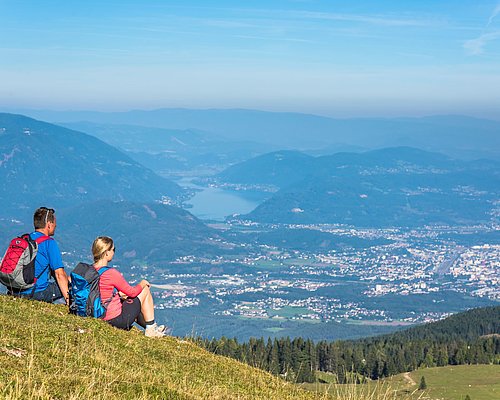 Wanderer genießen den Ausblick auf Villach vom Naturpark Dobratsch