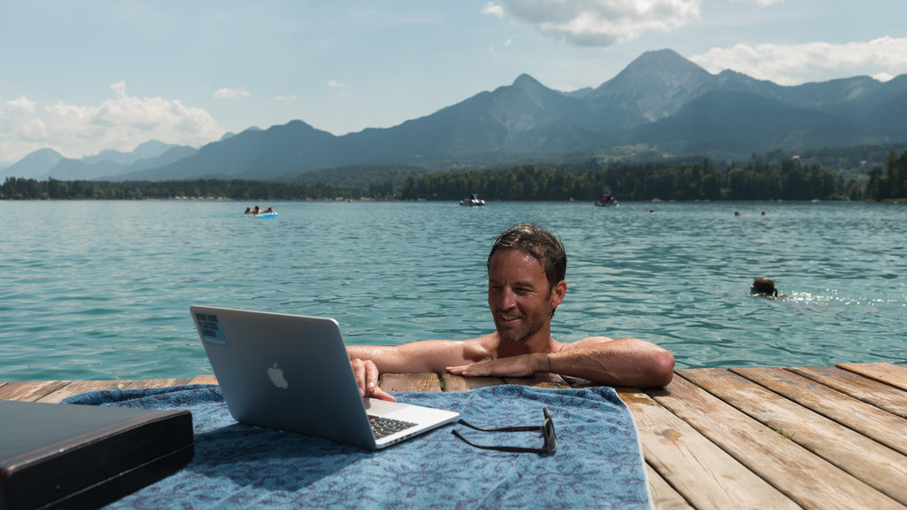 Businessman enjoys Villach's work-life-balance at the lake