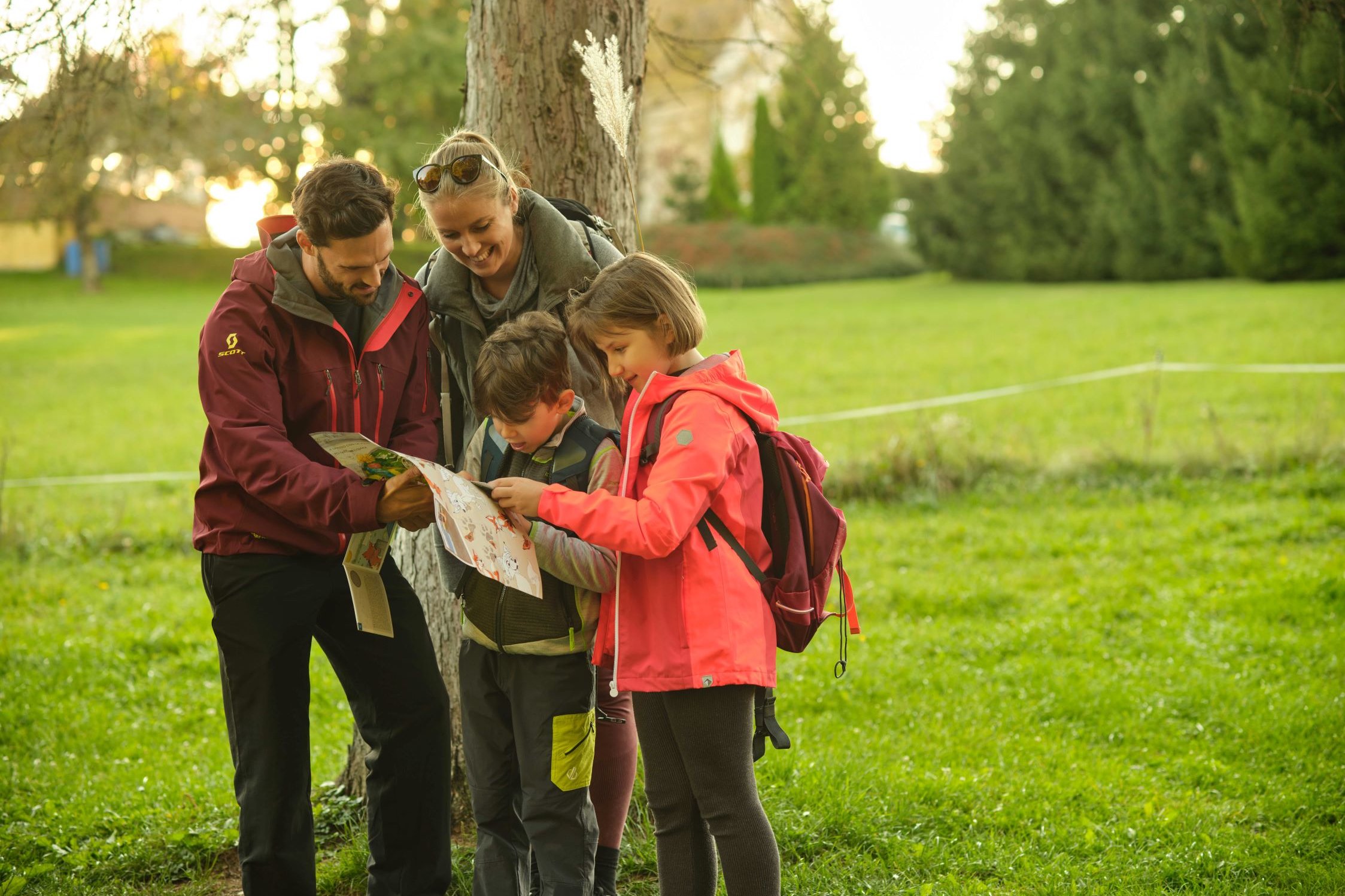 Familie orientiert sich Karte am Fuchsfährte-Wanderweg