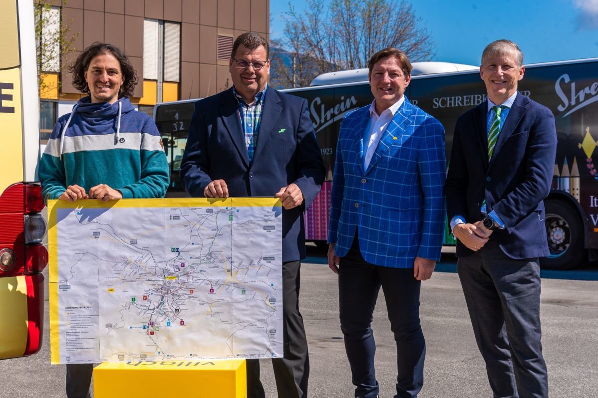 Politiker:innen präsentieren eine Karte mit dem Busliniennetz einer Stadt