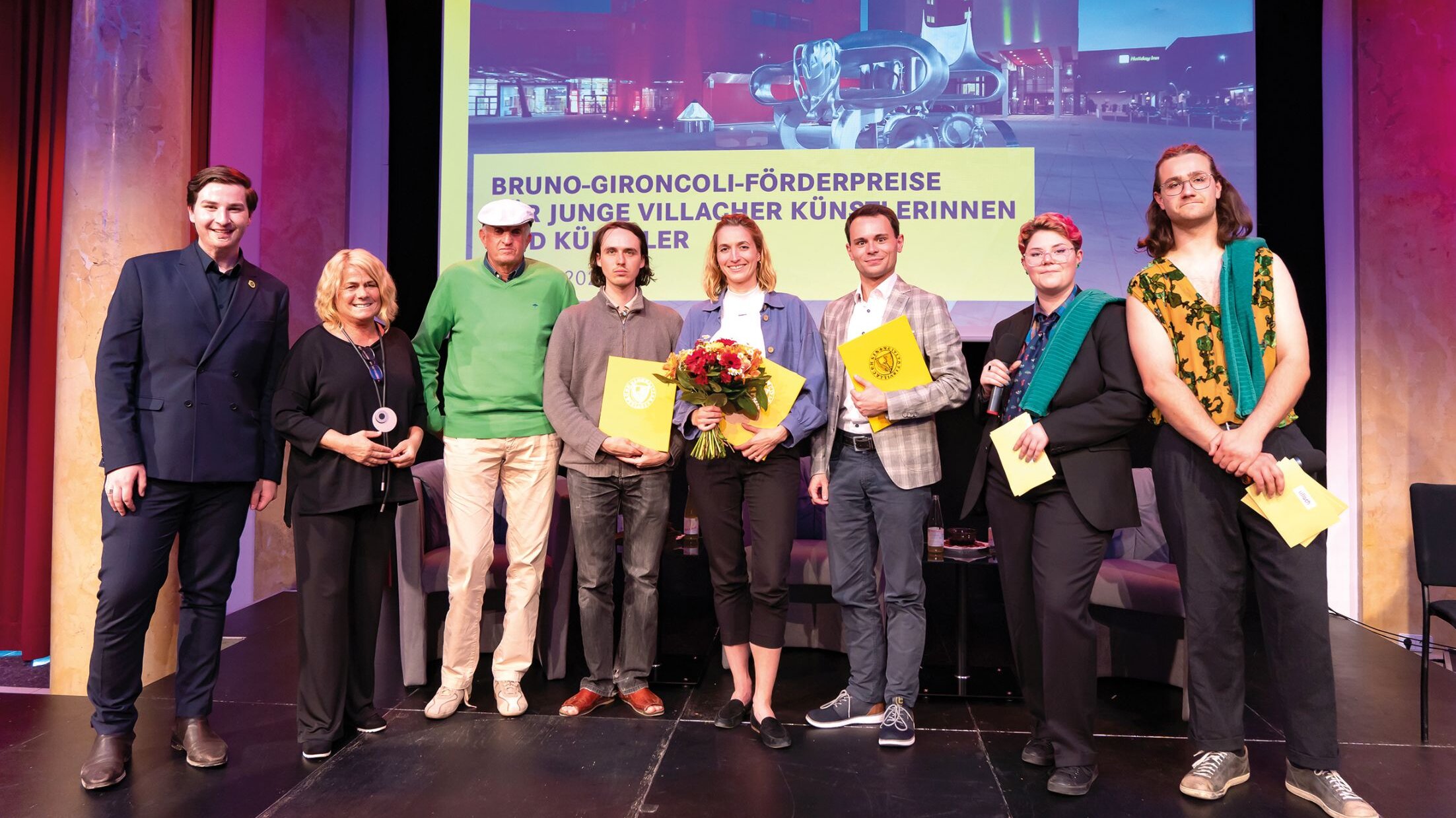 Teilnehmer:innen des Bruno Gironcoli Förderpreises auf der Bühne