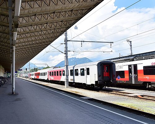 Bahngleis mit Blick auf Zug am Bahnhof in Villach