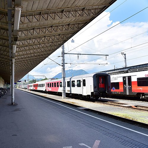 Bahngleis mit Blick auf Zug am Bahnhof in Villach