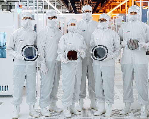 Mitarbeitende im Reinraum der Infineon mit Quantum Wafern