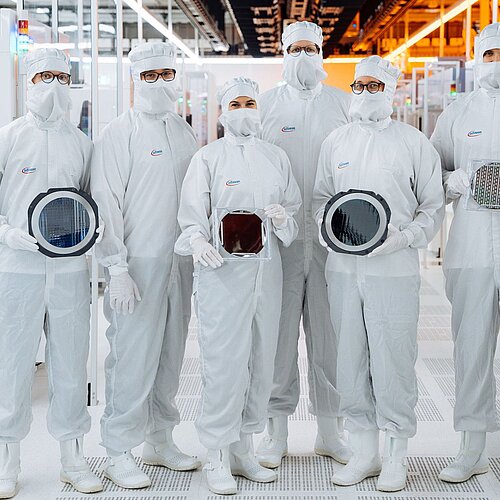 Mitarbeitende im Reinraum der Infineon mit Quantum Wafern