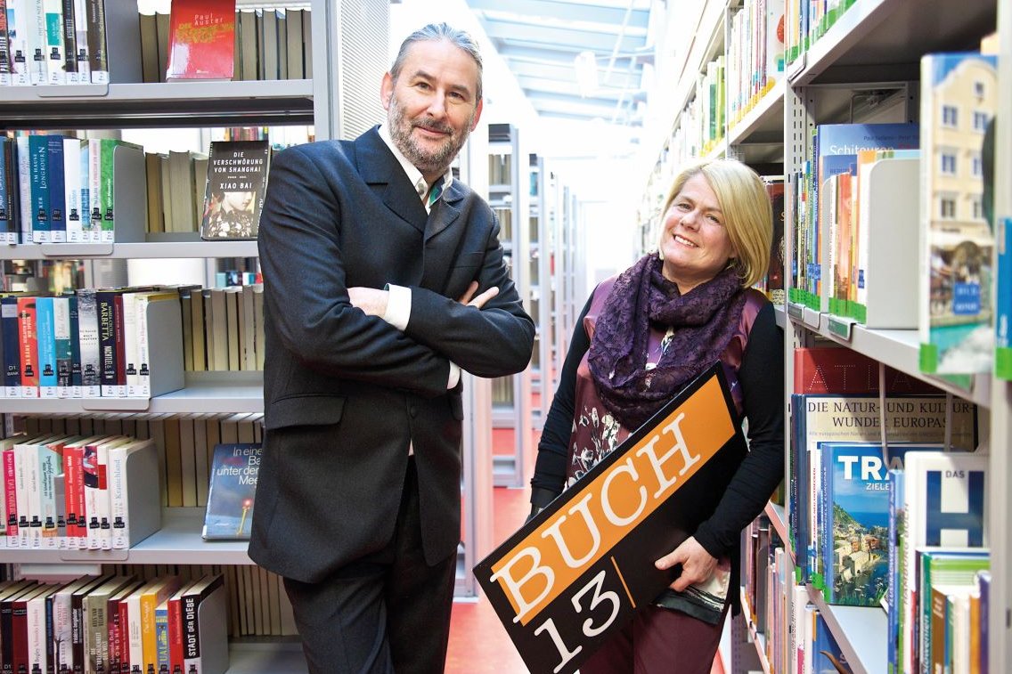 Dieses Jahr wird wieder Villachs Literaturpreis "Literatur:im:süden" vergeben Gerald Eschenauer und Gerda Sandriesser in einer Bibliothek
