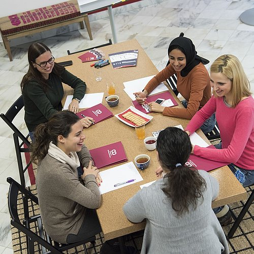 CIC Workshop-Teilnehmer:innen sitzen zusammen und diskutieren