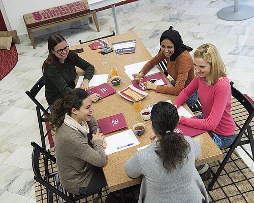 CIC Workshop-Teilnehmer:innen sitzen zusammen und diskutieren