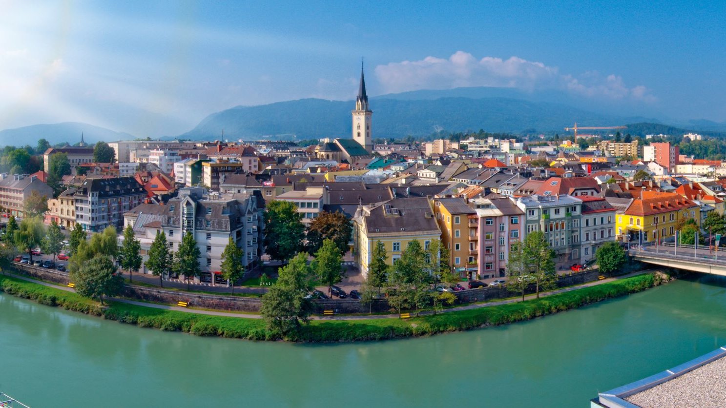 Blick auf das Panorama der Stadt Villach und die Drau