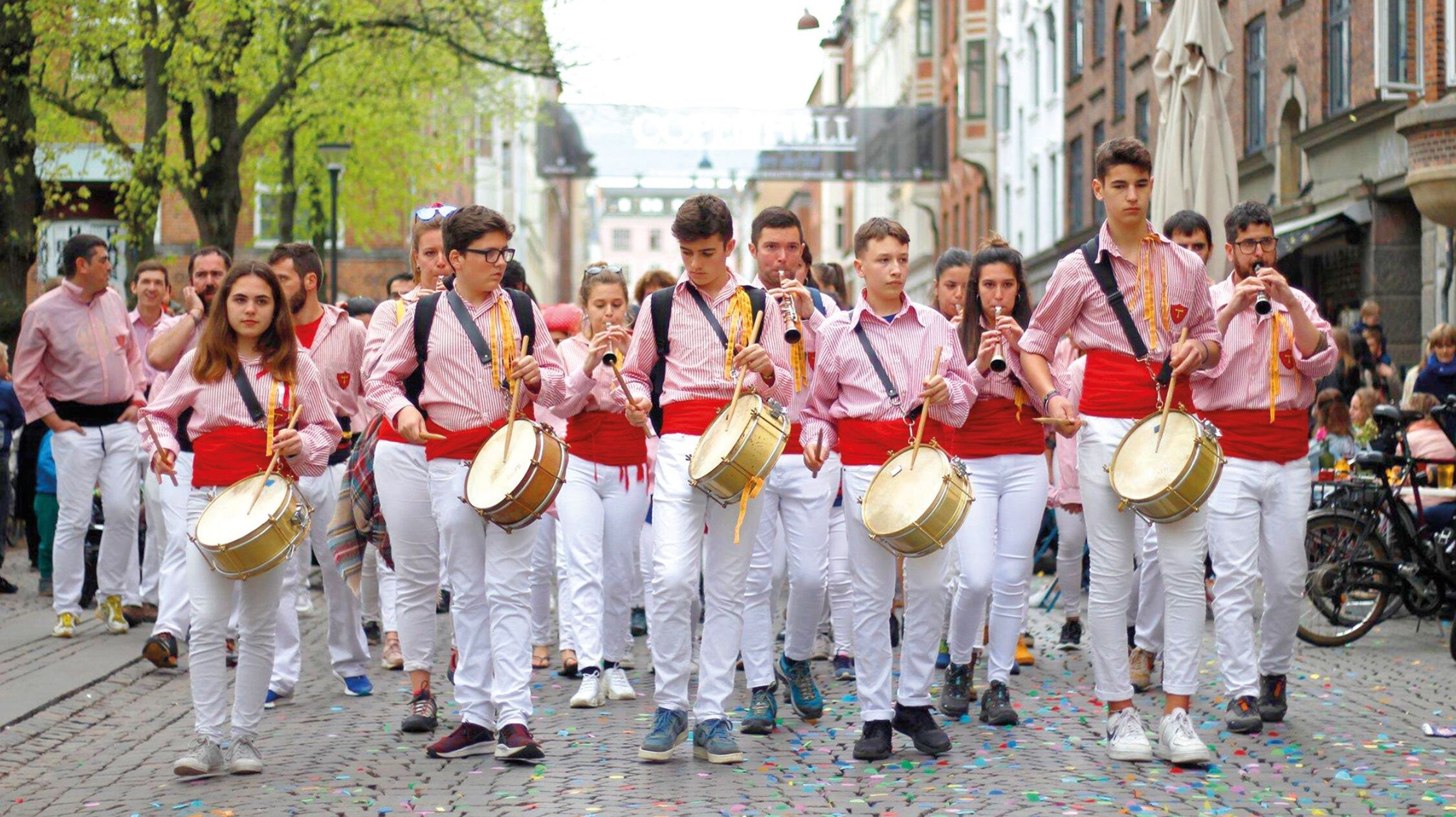 Katalanische Folkloregruppe beim Umzug