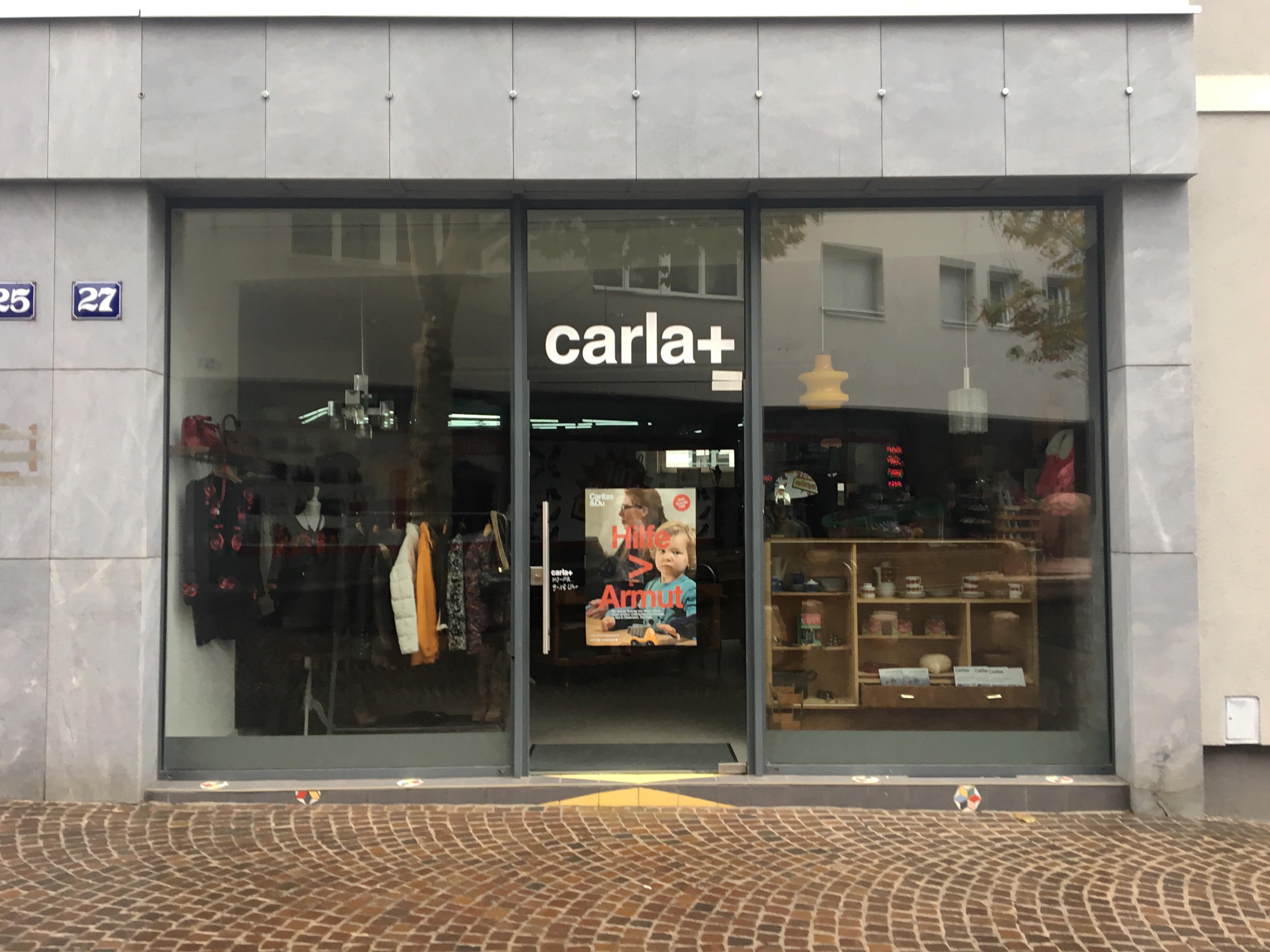 Eingangstüre eines Caritasshops