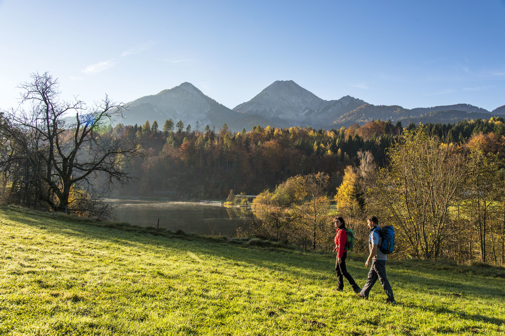 Wanderer mit Mittagskogel im Hintergrund