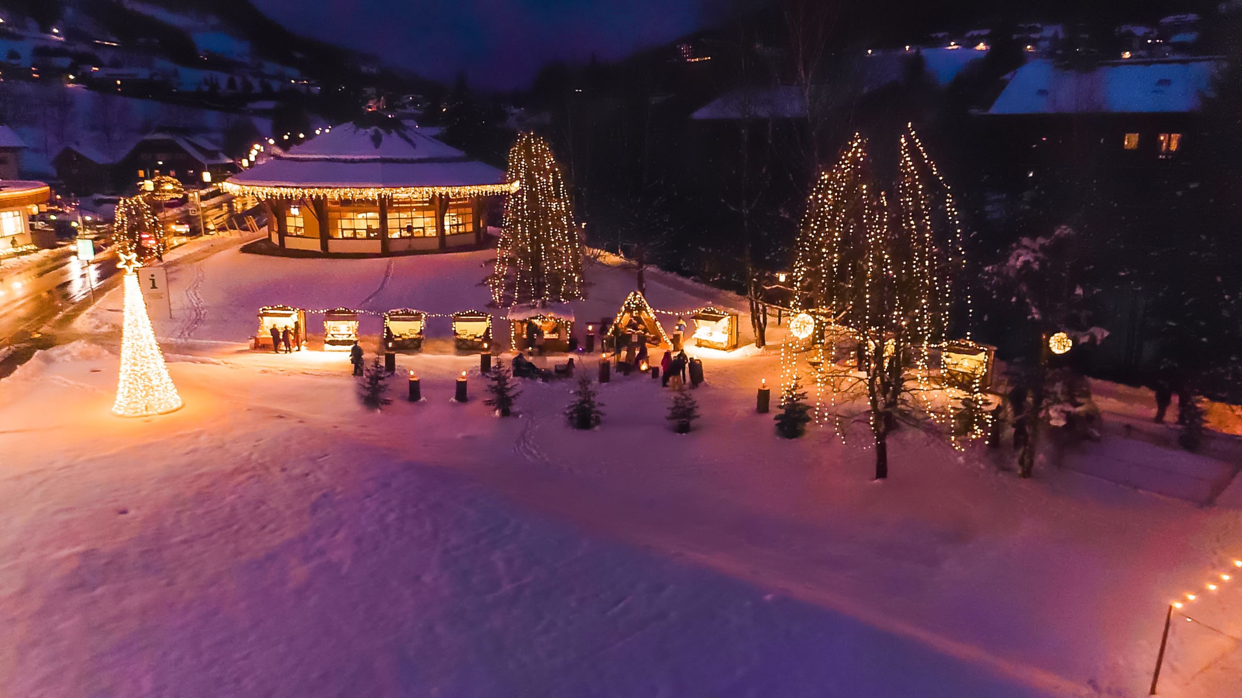 Hütten und Weihnachtsbeleuchtung in Bad Kleinkirchheim