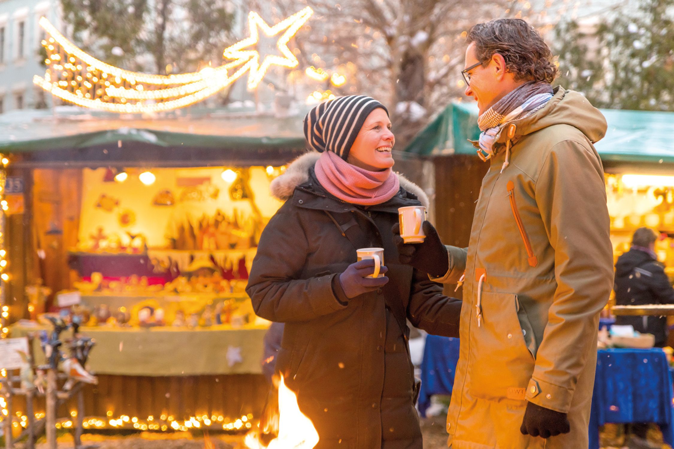 Glühwein trinken am Weihnachtsmarkt