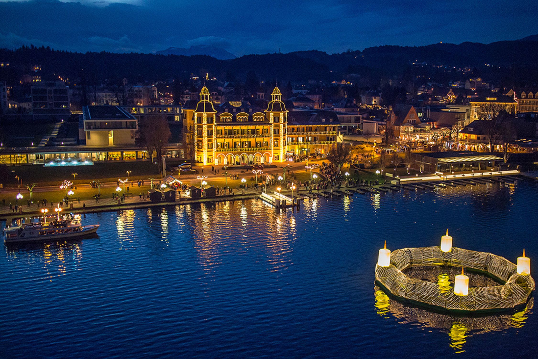 Schwimmender Adventkranz in Velden