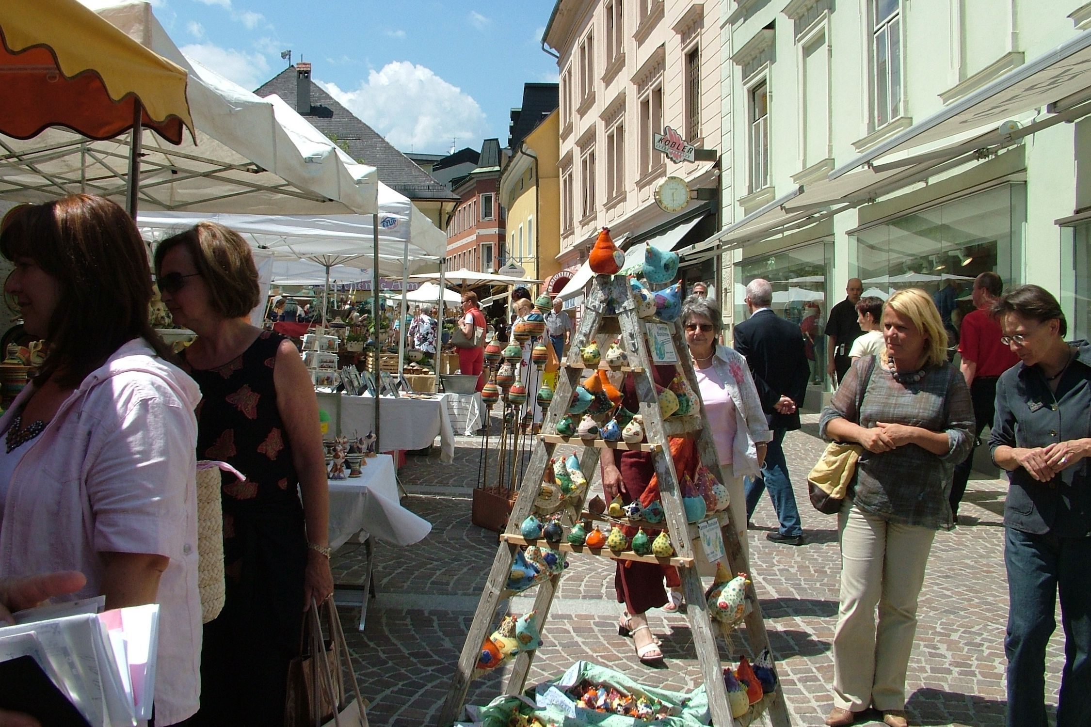 Künstlerinnen und Künstler bieten ihre Ware aus Keramik in Villachs Innenstadt an