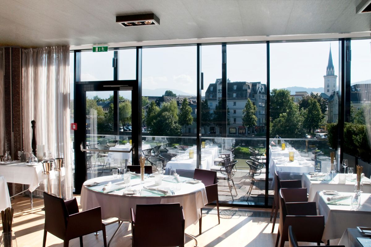 Restaurant und Terrasse im Hotel Voco