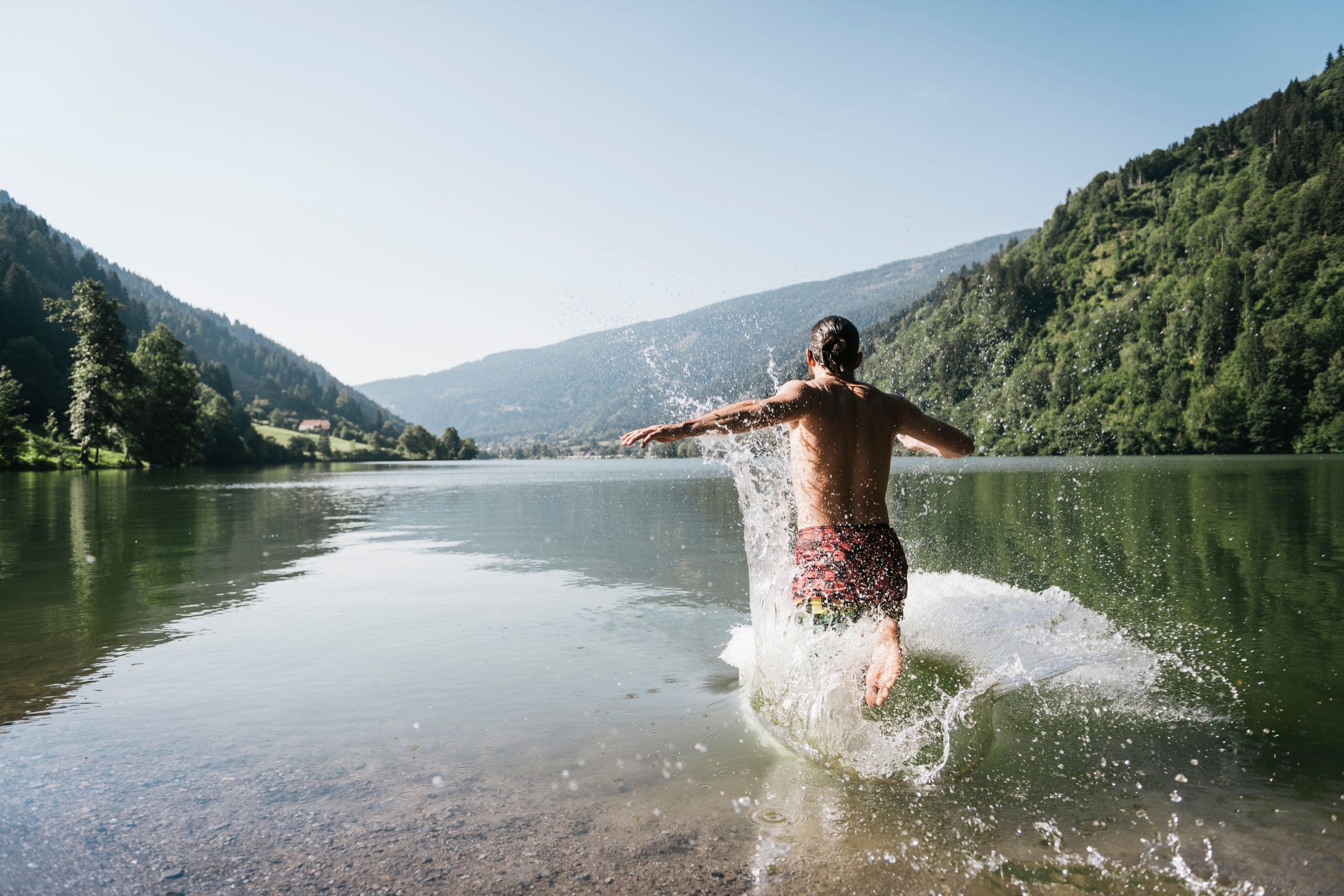 Mann läuft ins Wasser