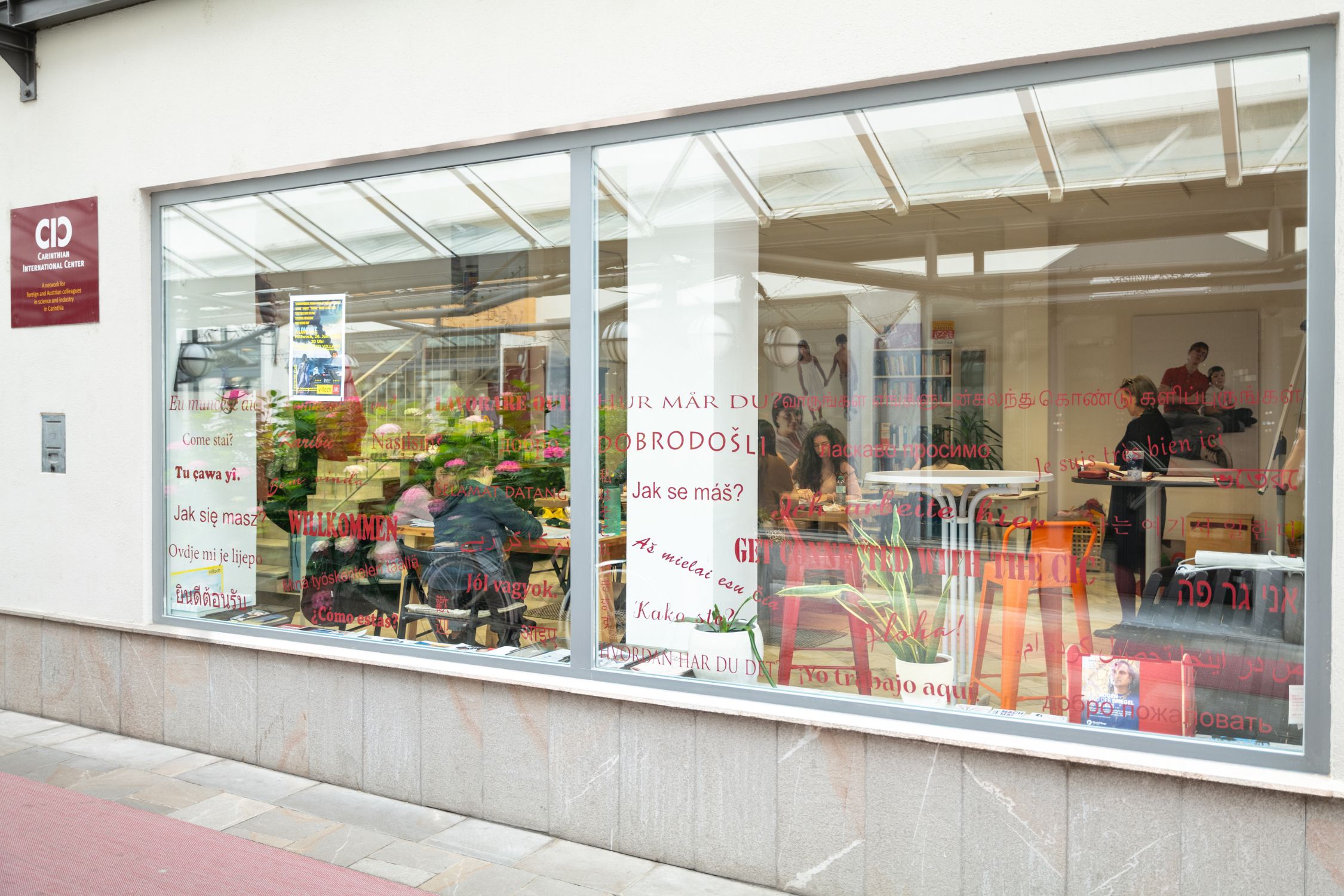 Blick durch Fensterscheibe in die Räumlichkeiten des CIC 