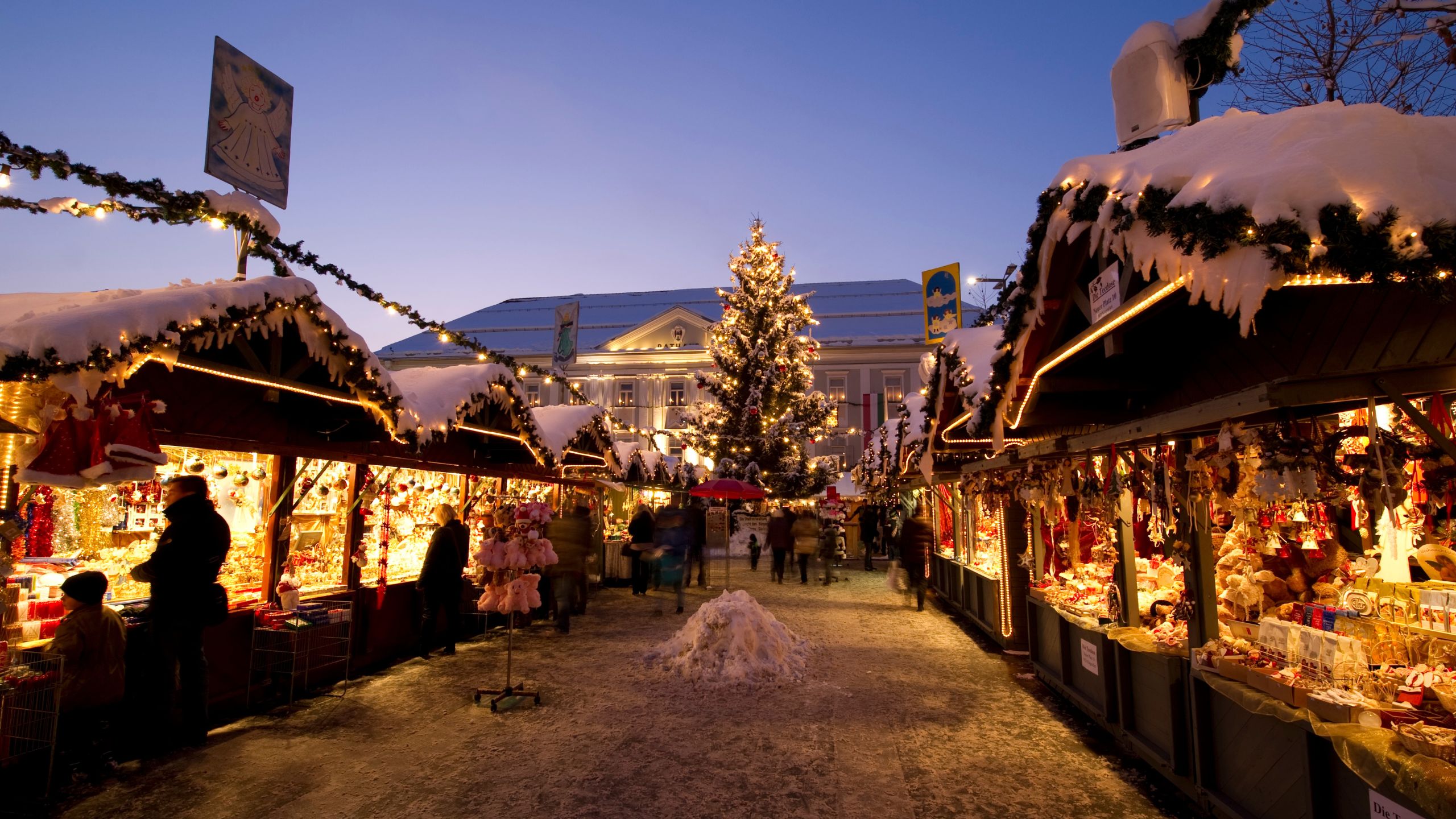 Weihnachtsmarkt mit Hütten und Christbaum