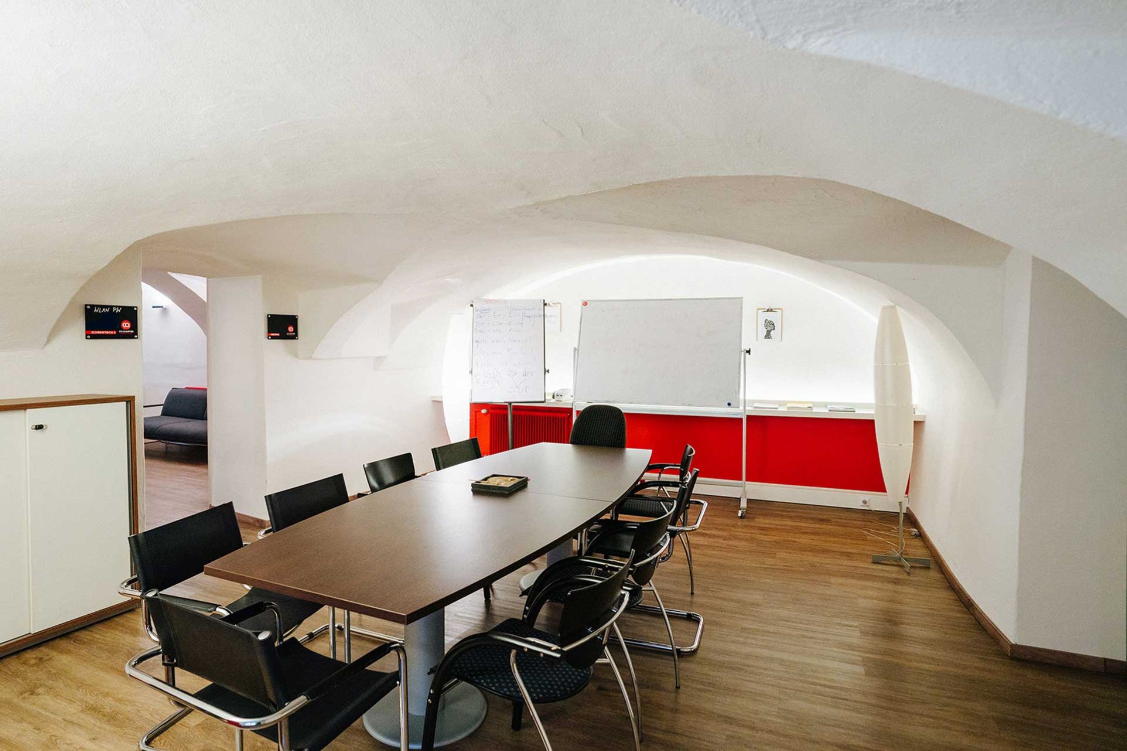 Besprechungsraum mit großem Tisch und Stühlen