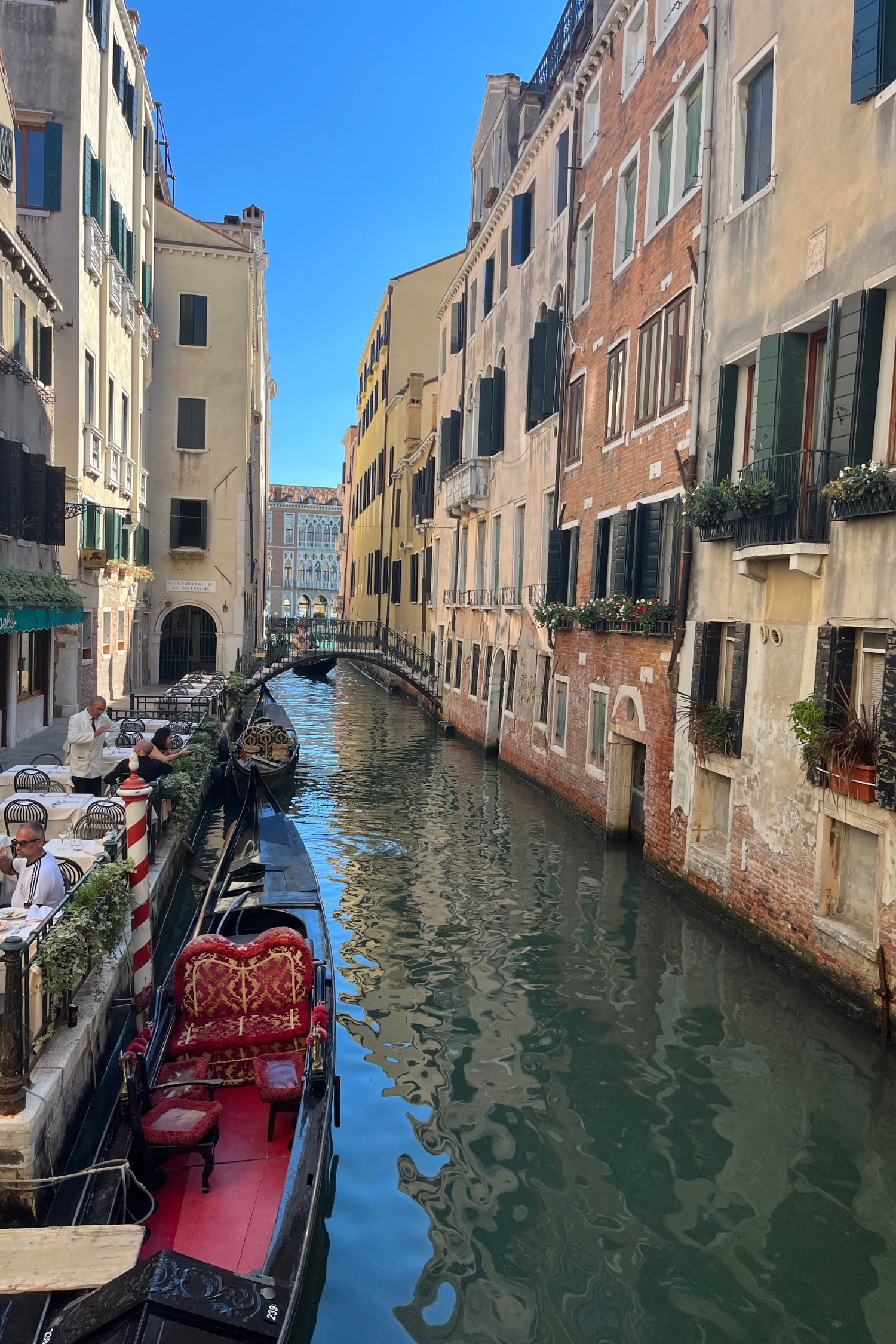 Blick auf eine der berühmten Gondeln am Canale Grande in Venedig