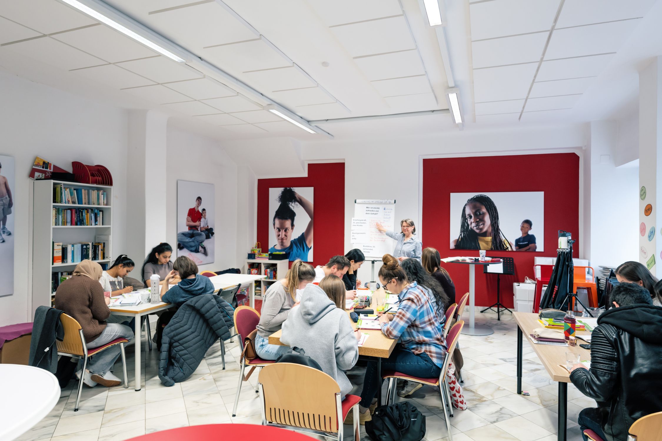 Deutschlehrerin erklärt der Klasse eine neue Aufgabe